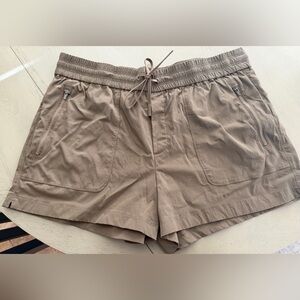 Athleta Trekkie North Mid Rise Short